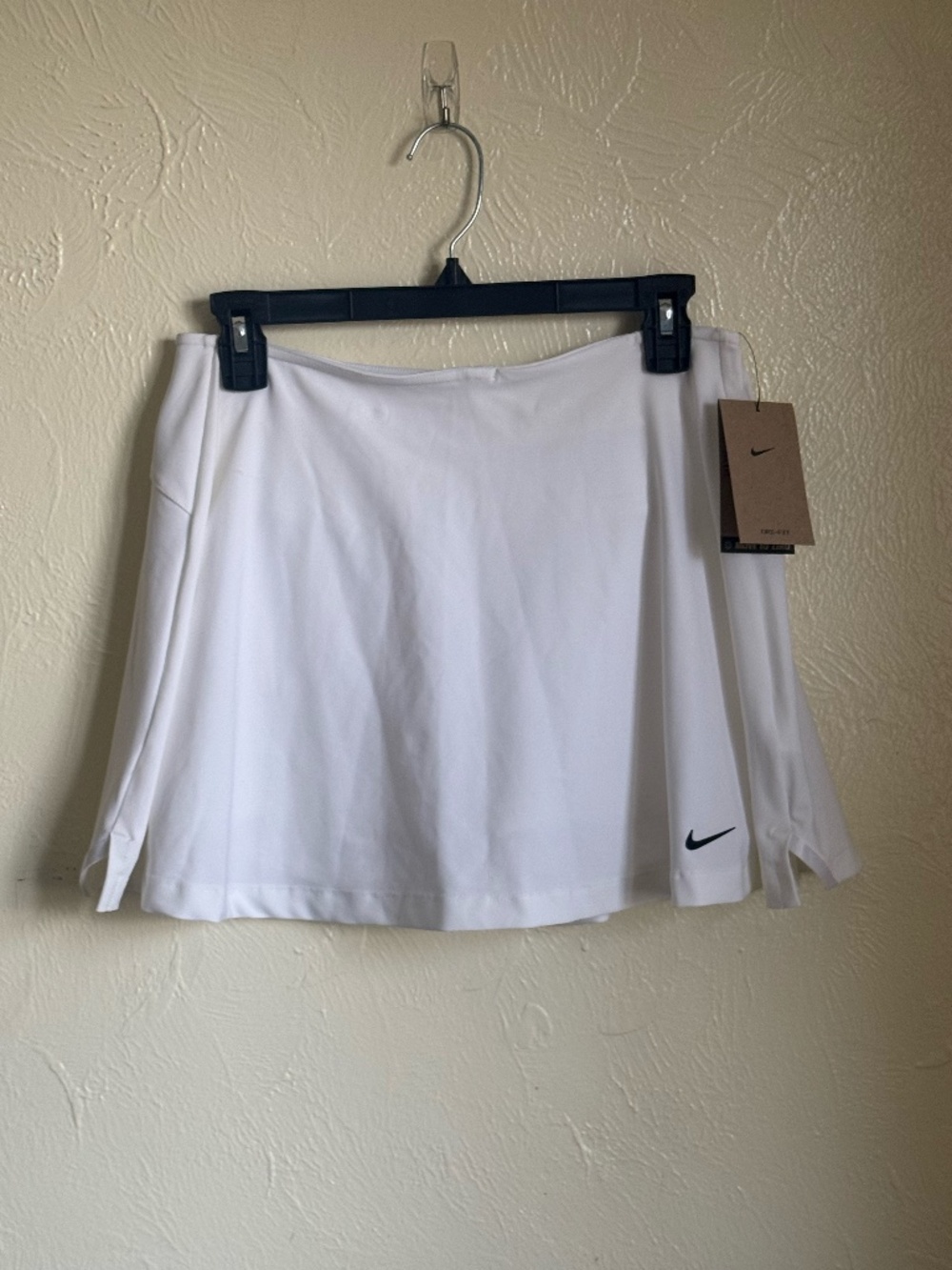 NWT White Nike standard fit/coupe standards women dry fit skirt, size M